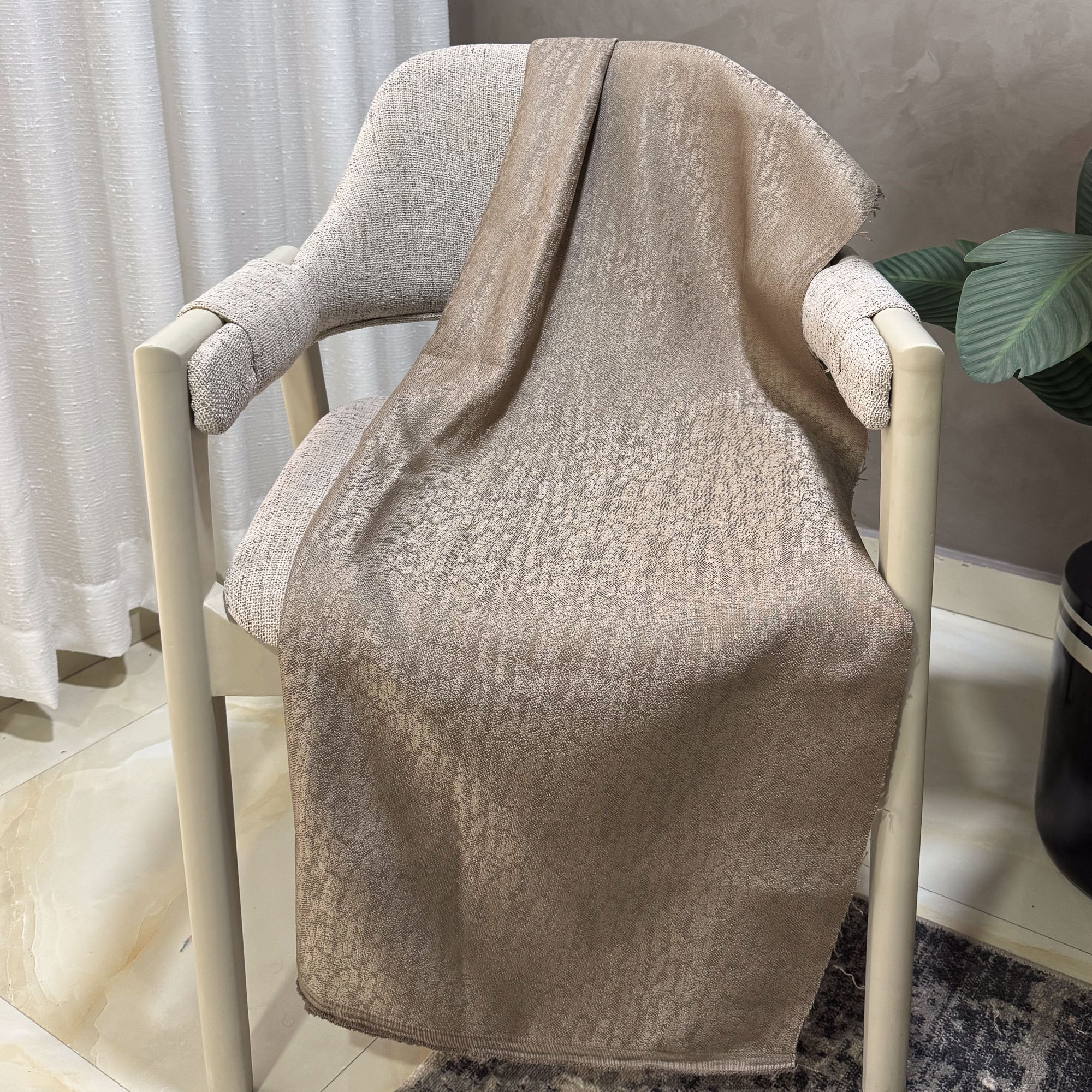 Taupe / بني رمادي