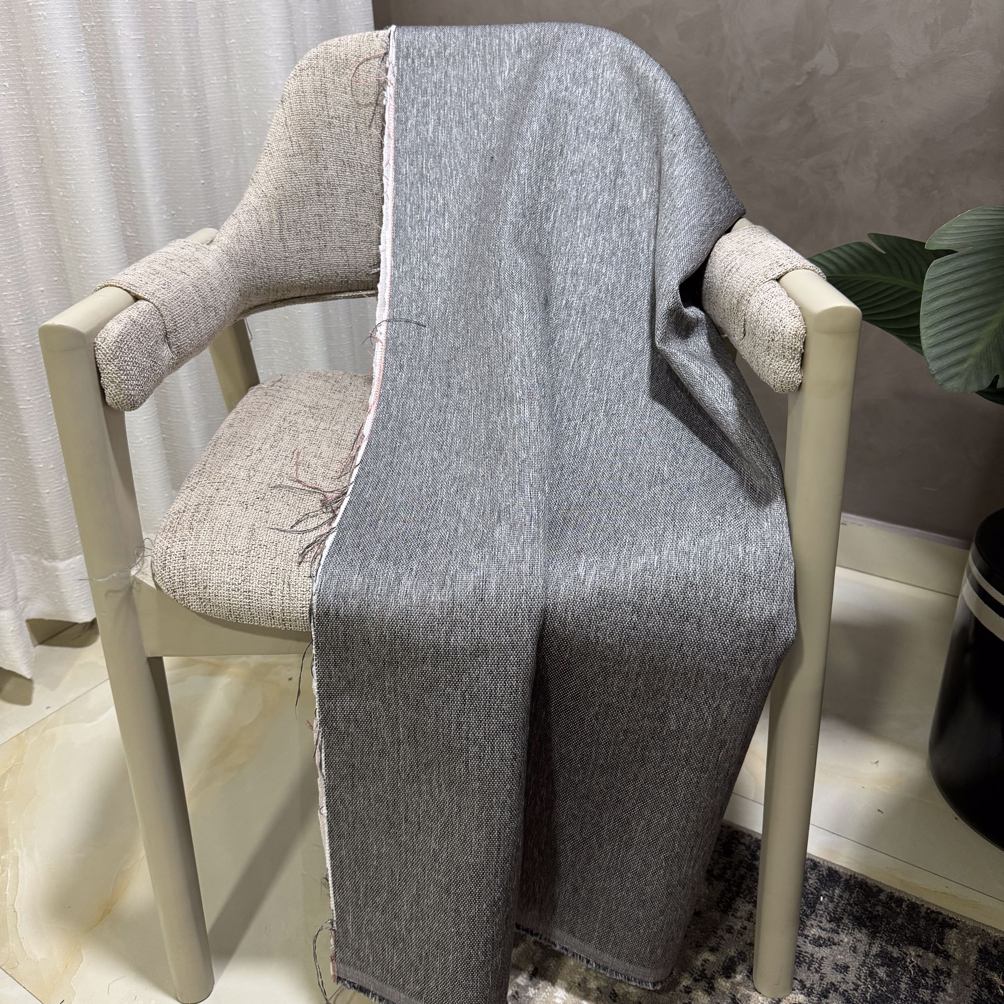 Graphite Grey / رمادي جرافيت