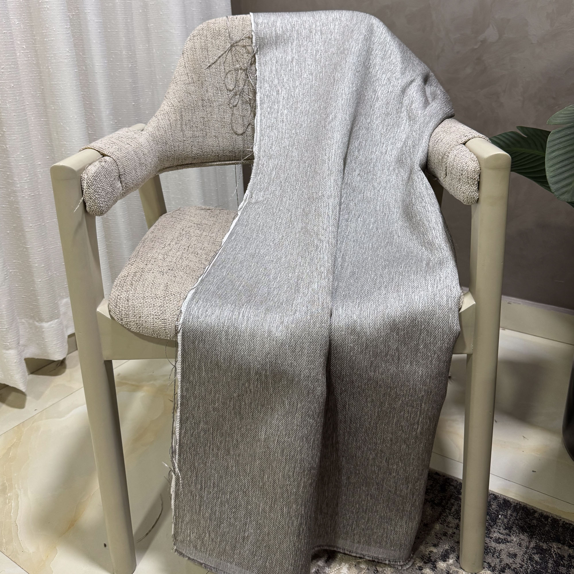 Light Grey / رمادي فاتح